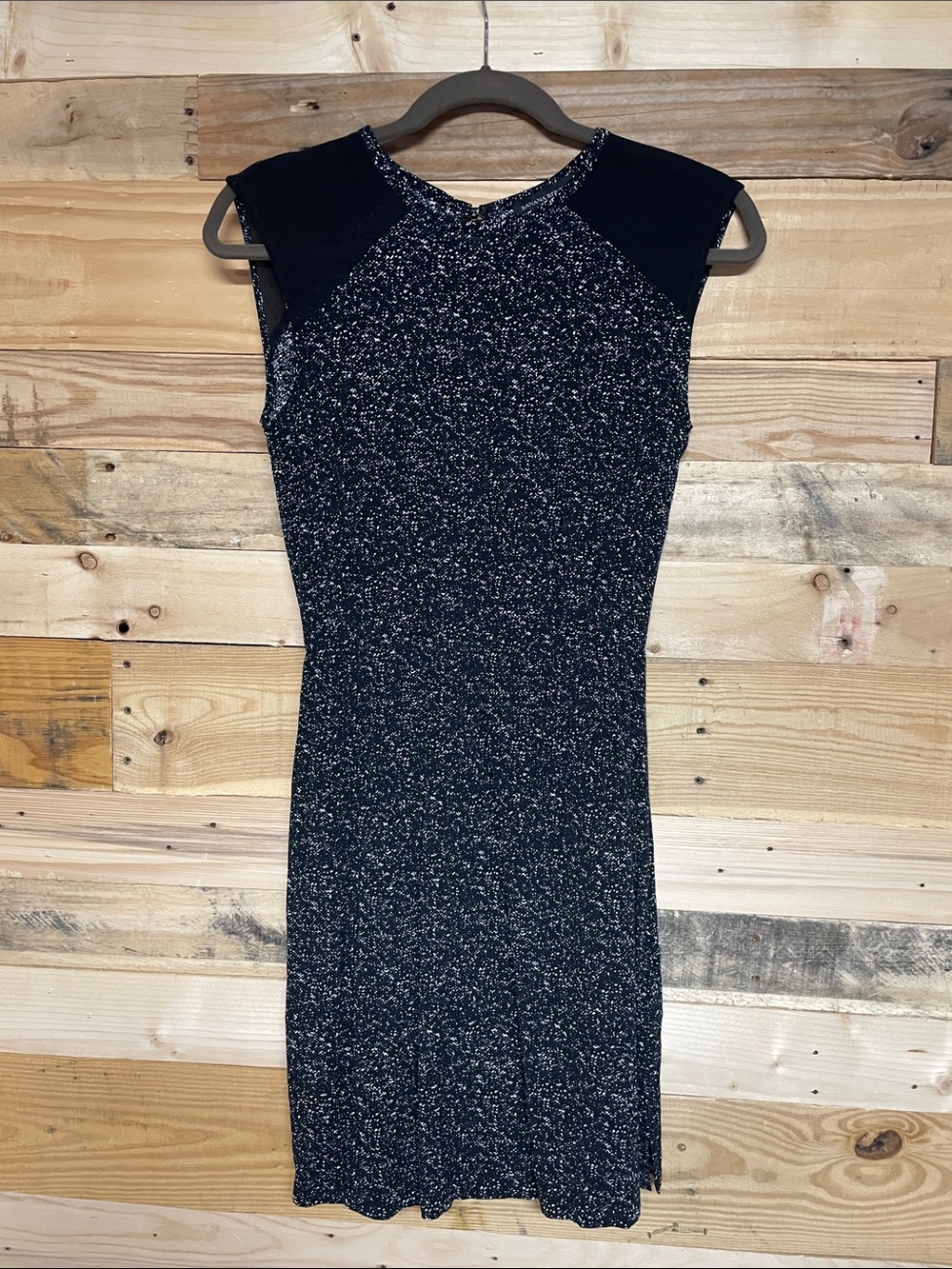 Banana Republic size 0 Black & White Sheath Lightweight Chinch Waist Midi Dress